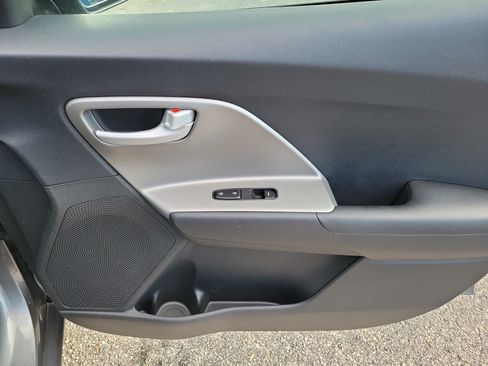 Used 2018 Kia Niro LX FWD image 10