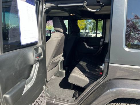 Used 2017 Jeep Wrangler Unlimited Sahara w/ Connectivity Group AWD/4WD image 19
