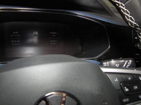 Used 2023 Volkswagen Taos SE w/ Panoramic Sunroof Package AWD/4WD image 4