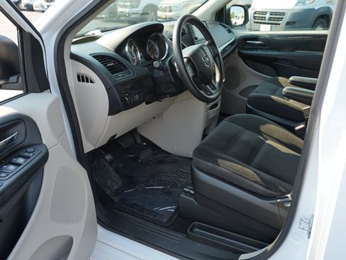 Used 2018 Dodge Grand Caravan SE w/ UConnect Hands-Free Group FWD image 13
