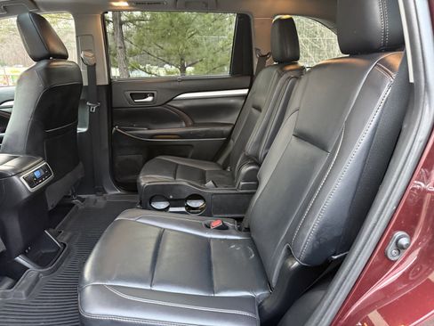 Used 2019 Toyota Highlander XLE image 38