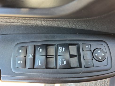 Used 2019 Jeep Cherokee Trailhawk w/ Cold Weather Group AWD/4WD image 15