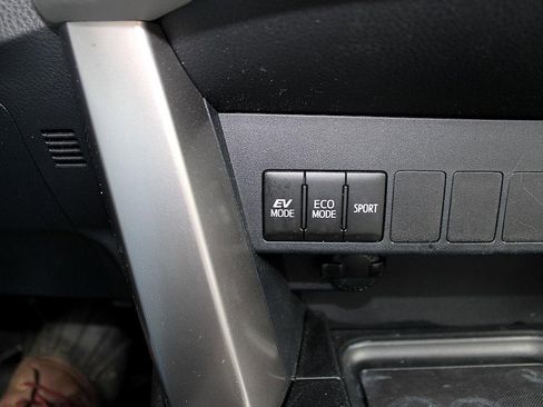 Used 2017 Toyota RAV4 LE Plus image 17