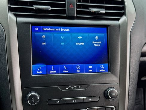 Used 2020 Ford Fusion SE FWD image 11