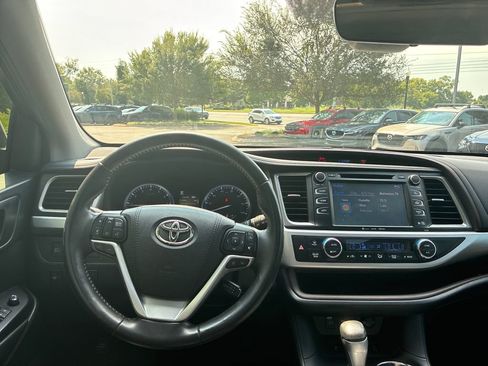 Used 2019 Toyota Highlander XLE AWD/4WD image 27