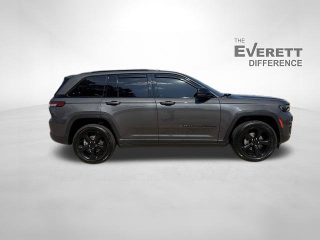 Used 2022 Jeep Grand Cherokee Altitude AWD/4WD image 8