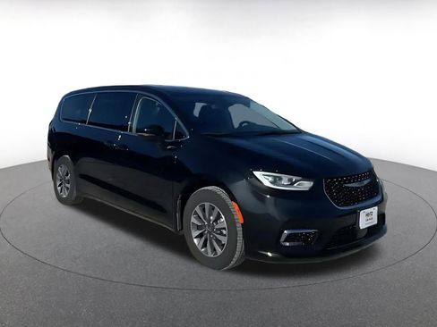 Used 2023 Chrysler Pacifica Touring-L image 2