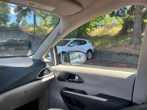 Used 2023 Chrysler Pacifica Touring-L FWD image 38