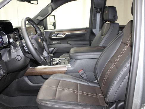 Used 2025 Chevrolet Silverado 1500 High Country w/ High Country Premium Package AWD/4WD image 38