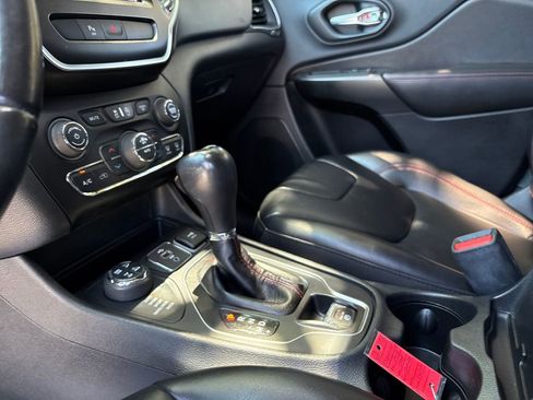 Used 2019 Jeep Cherokee Trailhawk AWD/4WD image 19