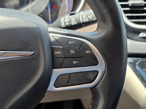 Used 2017 Chrysler Pacifica Touring-L w/ Tire & Wheel Group FWD image 21