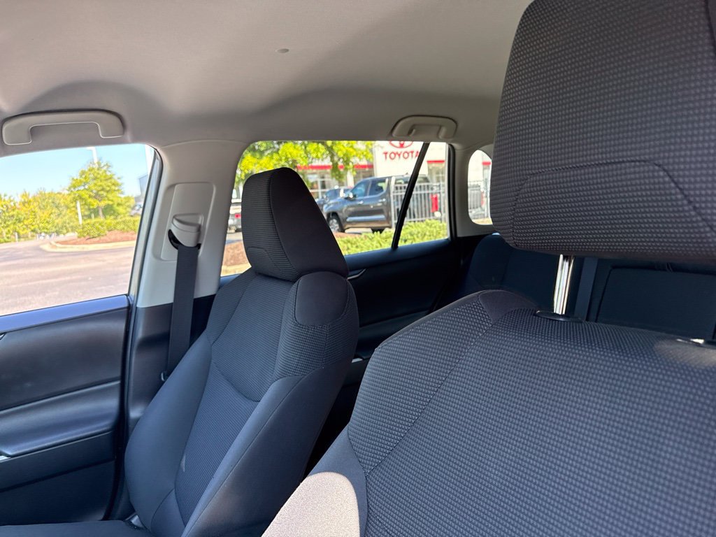 Used 2021 Toyota RAV4 LE FWD image 8