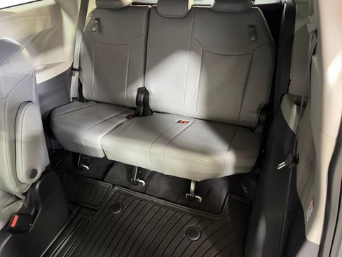 Used 2023 Toyota Sienna XLE FWD image 39