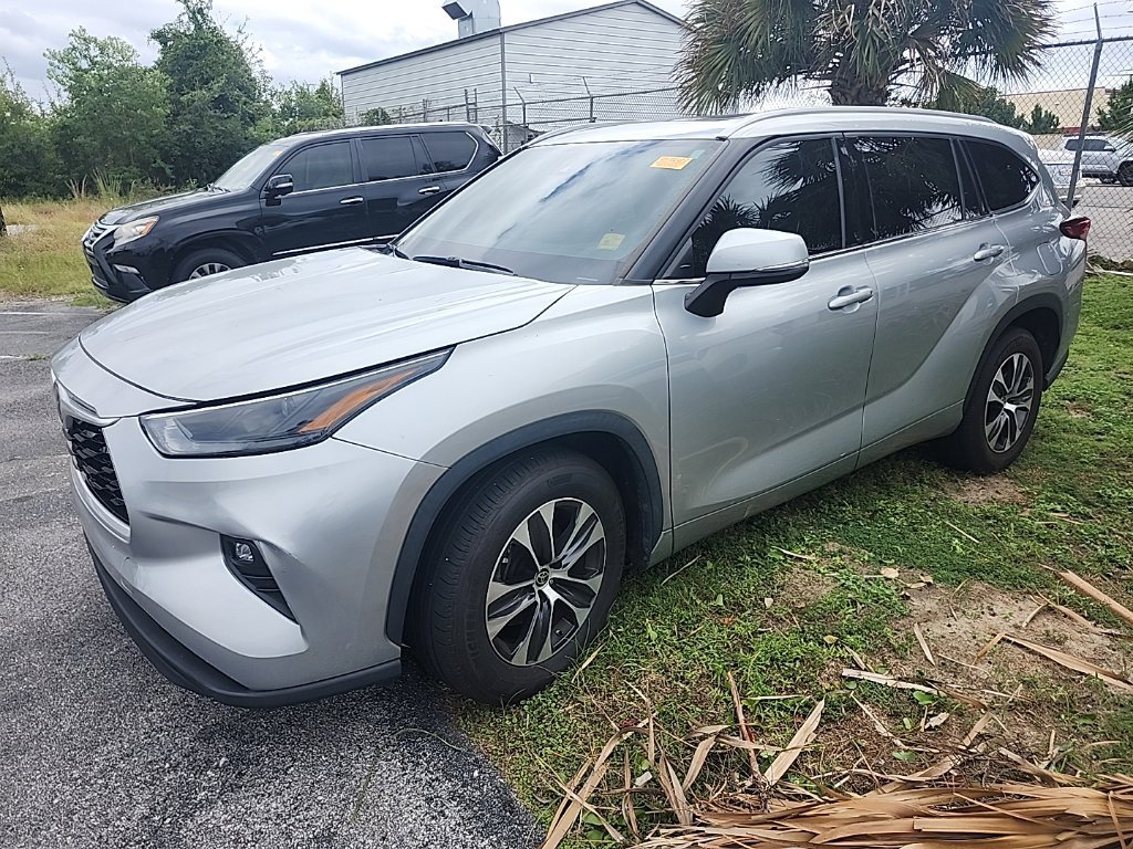 Used 2022 Toyota Highlander XLE FWD image 12