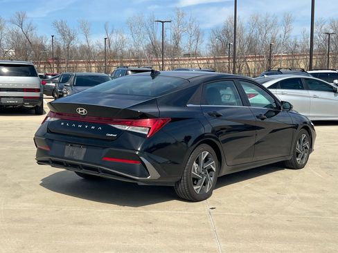 Used 2025 Hyundai Elantra Limited image 12