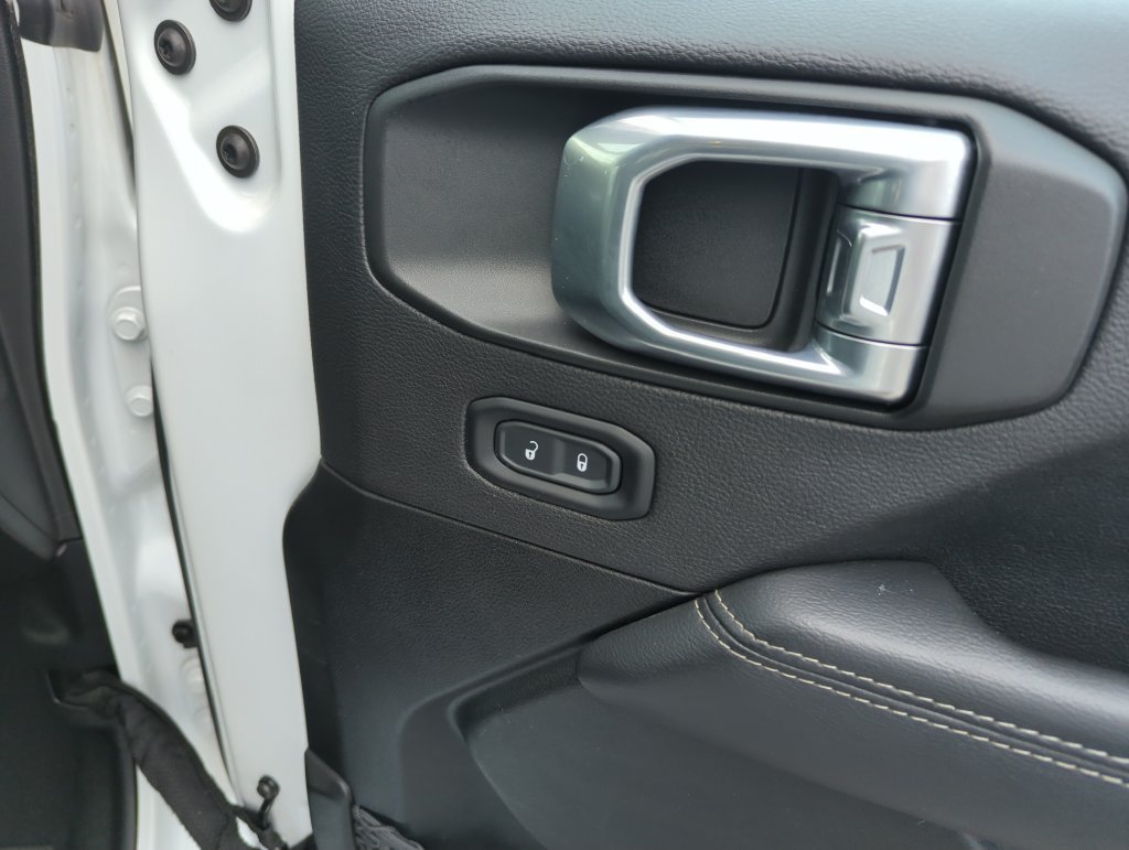 Used 2022 Jeep Wrangler Unlimited Sahara AWD/4WD image 30