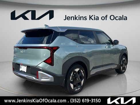New 2027 Kia Seltos S FWD image 3