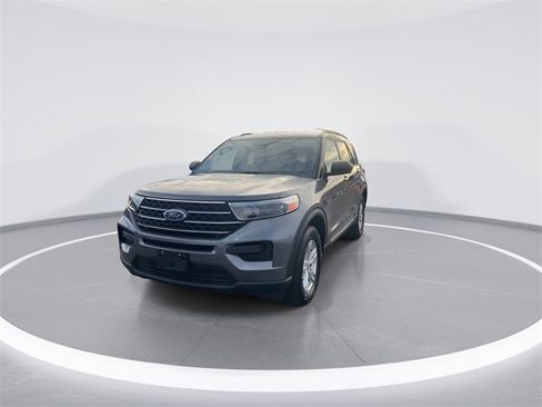Used 2022 Ford Explorer XLT image 2