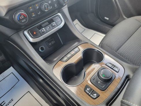 Used 2022 GMC Acadia SLE w/ Driver Convenience Package FWD image 23