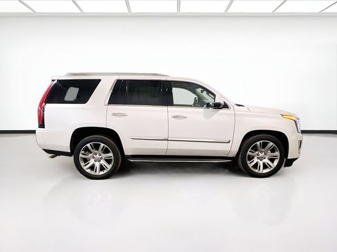 Used 2017 Cadillac Escalade Luxury image 25
