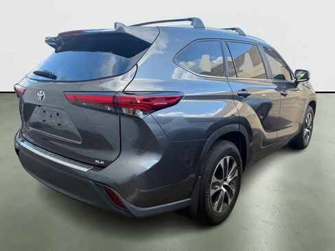 Used 2023 Toyota Highlander XLE image 4