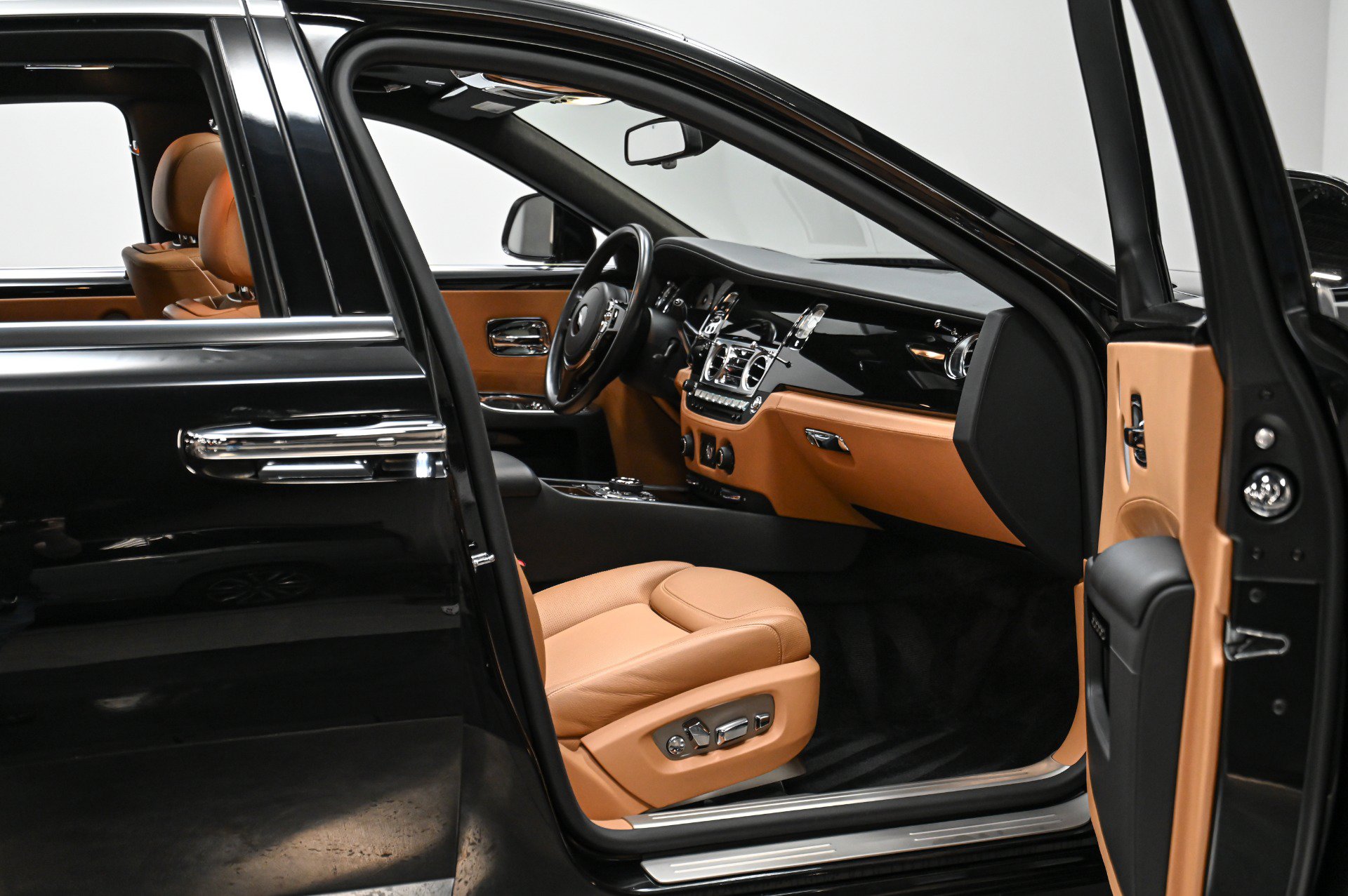 Used 2015 Rolls-Royce Ghost RWD image 39