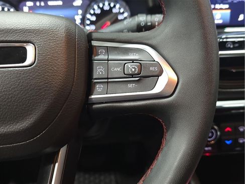 Used 2025 Jeep Compass Trailhawk AWD/4WD image 13