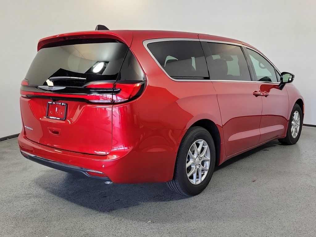 Used 2026 Chrysler Pacifica Select FWD image 6