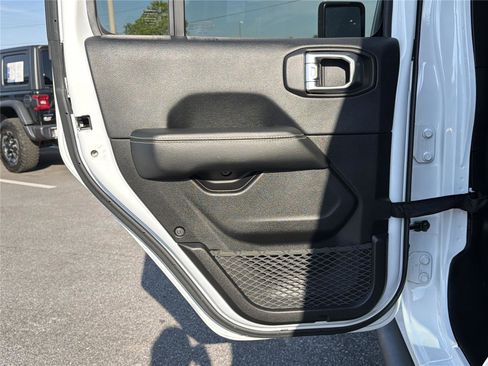 Used 2019 Jeep Wrangler Unlimited Sahara AWD/4WD image 20