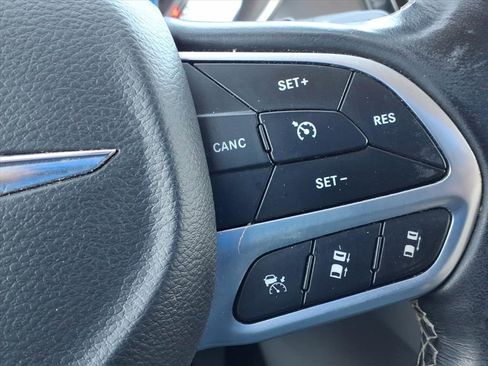 Used 2021 Chrysler Pacifica Touring-L image 32