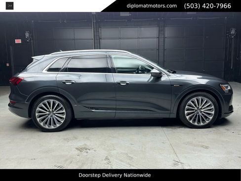 Used 2019 Audi e-tron Prestige w/ Prestige Package image 8