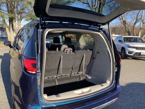 Certified 2022 Chrysler Pacifica Touring-L image 5