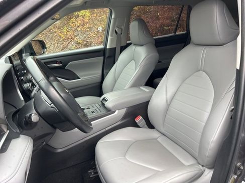 Used 2022 Toyota Highlander XLE image 25