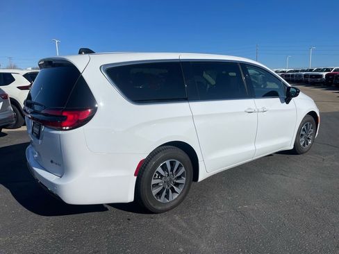 Used 2024 Chrysler Pacifica Limited FWD image 4