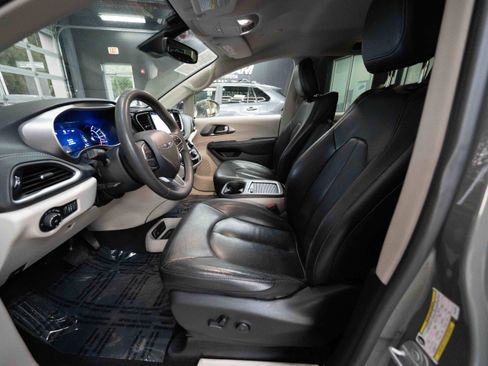 Used 2022 Chrysler Pacifica Touring-L w/ Uconnect Theater Family Group image 9