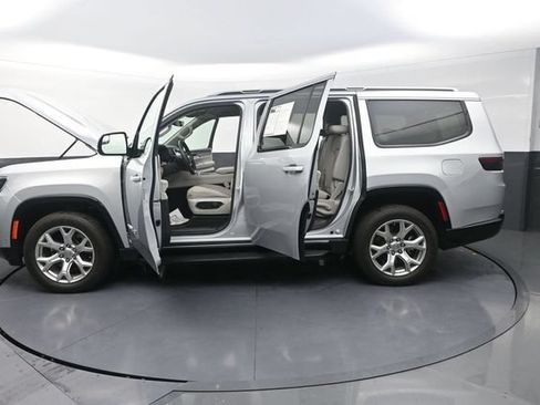 Used 2022 Jeep Wagoneer Series II AWD/4WD image 34