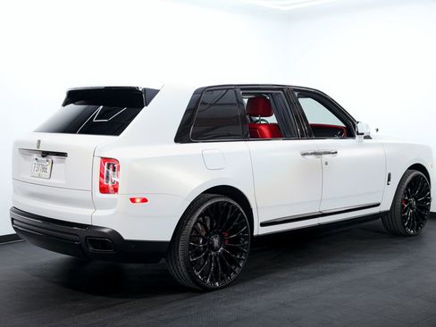 Used 2022 Rolls-Royce Cullinan Black Badge w/ Dark Exterior Package image 7