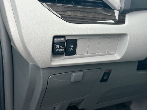 Used 2018 Toyota Sienna XLE FWD image 26