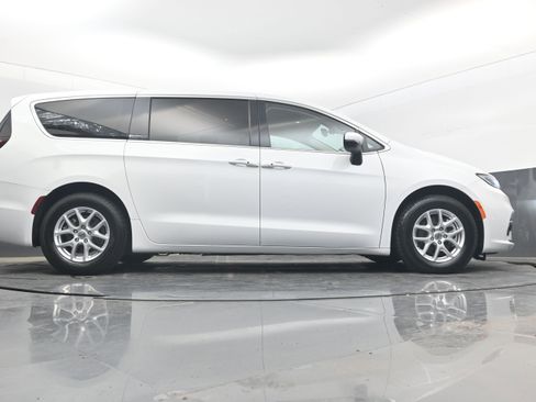 Used 2023 Chrysler Pacifica Touring-L FWD image 26