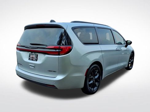 Used 2026 Chrysler Pacifica Limited w/ S Appearance Package FWD image 5