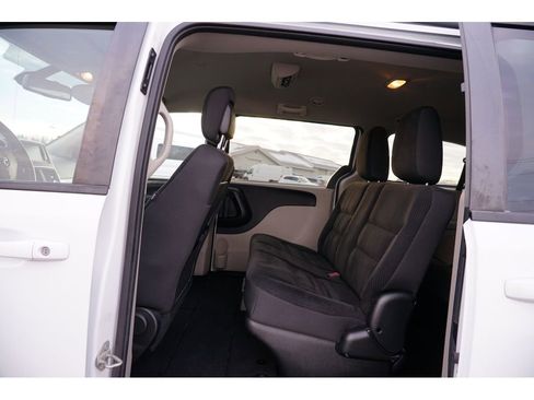 Used 2018 Dodge Grand Caravan SE w/ UConnect Hands-Free Group image 18
