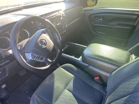 Used 2018 Nissan Titan SV w/ SV Convenience Package image 8