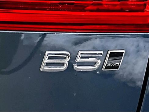 Certified 2024 Volvo XC60 B5 Core w/ Climate Package image 10