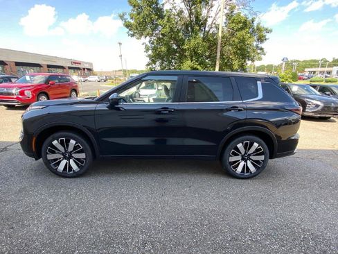 New 2025 Mitsubishi Outlander SE image 2