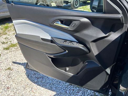 Used 2025 Chevrolet Trax LT w/ LT Convenience Package image 18