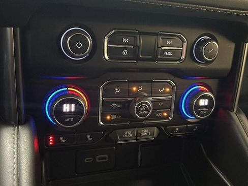 Used 2023 Chevrolet Suburban LT image 24