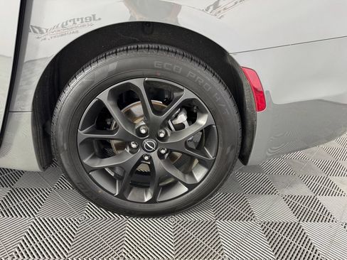 Used 2025 Chrysler Pacifica Limited FWD image 13