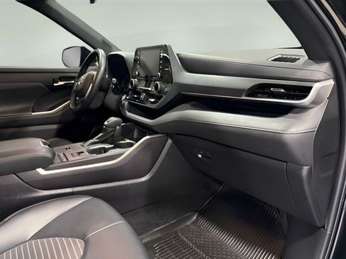 Used 2022 Toyota Highlander XSE FWD image 13