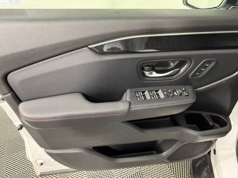 Used 2025 Honda Pilot Black Edition image 14