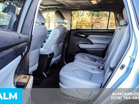 Used 2021 Toyota Highlander XLE image 18